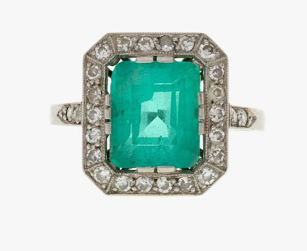 Platinring, besetzt mit einem achteckigen Smaragd, unterstützt von 2 Diamanten im Baguetteschliff